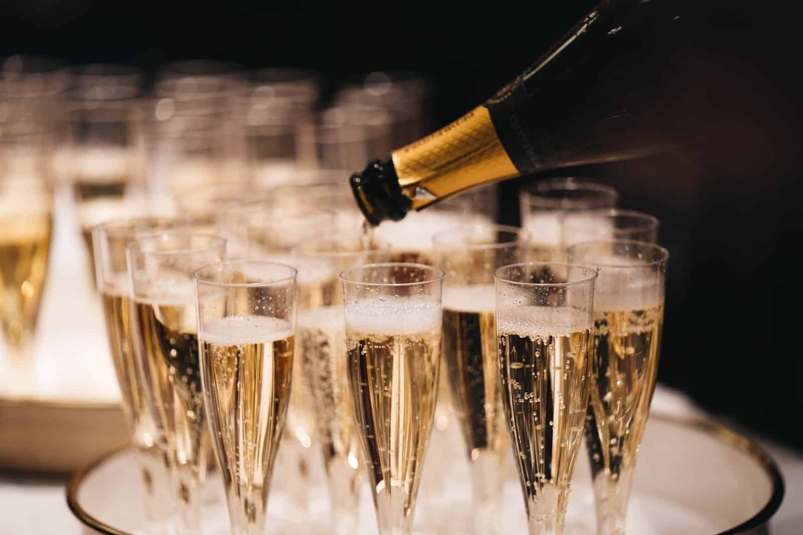 Les meilleures marques de champagne bon marché et pourquoi le prix n'a pas d'importance