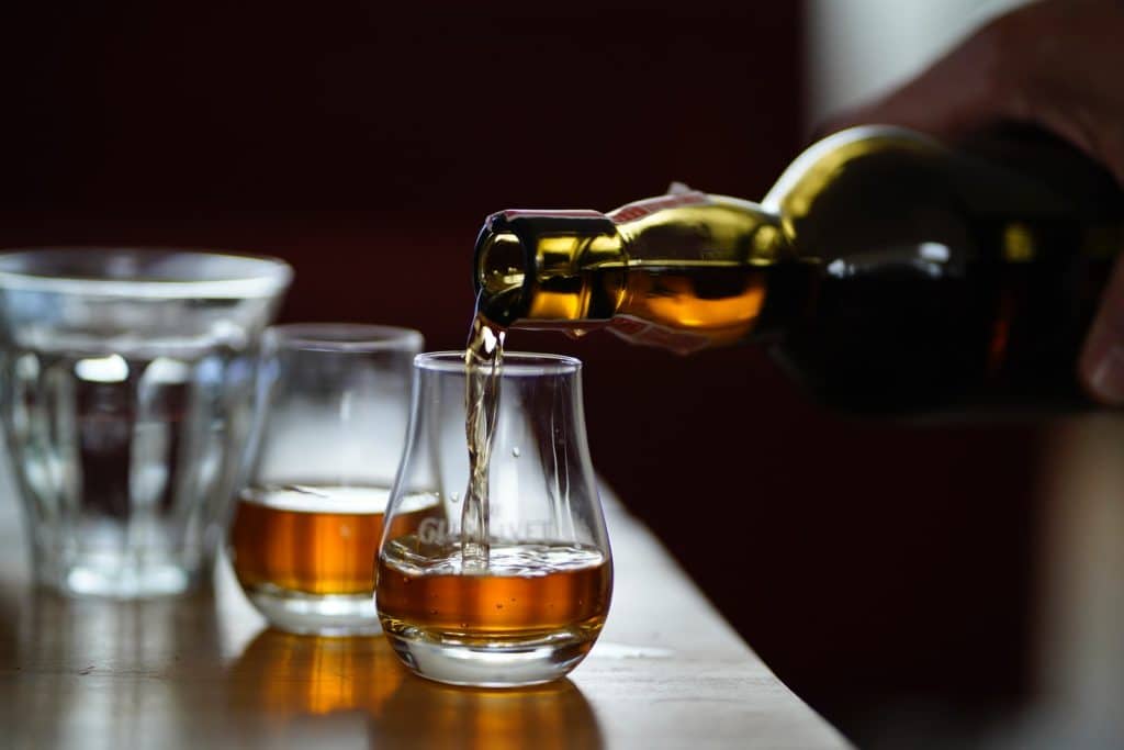 Les whiskies sont fabriqués à partir d'un mélange de grains tels que l'orge, le seigle, le maïs ou le blé. Les grains sont écrasés et fermentés. Le moût est ensuite distillé pour produire de l'alcool qui est ensuite filtré pour éliminer les impuretés. Le brassage à la tourbe est utilisé pour créer certains whiskies. La tourbe est brûlée afin d'exposer l'enveloppe de l'orge, qui contient des enzymes qui réagissent avec l'amidon du grain d'orge pour produire une réaction chimique appelée "brassage".