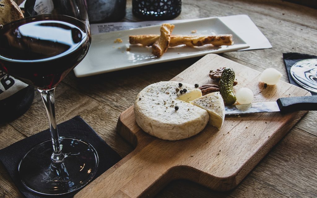 Quel vin blanc se marie bien avec un plateau de fromage ?